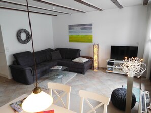 TV, books, music library, stereo - Sunny, modern first floor apartment with private, sheltered south-facing garden (Wittmund)