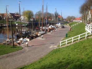 Marina - Sunny, modern first floor apartment with private, sheltered south-facing garden (Wittmund)