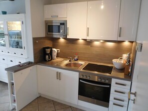 Fridge, microwave, oven, stovetop - Sunny, modern first floor apartment with private, sheltered south-facing garden (Wittmund)