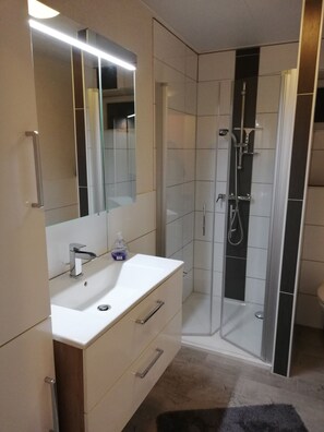 Douche, sèche-cheveux, serviettes fournies, savon