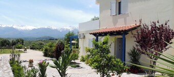 Villa Adelphi cerca de Kalives. 2 dormitorios, piscina privada, vistas y todas las comodidades.