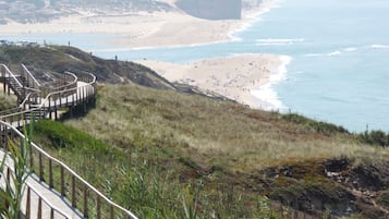 Perto da praia, espreguiçadeiras