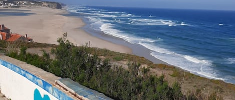 Una spiaggia nelle vicinanze, lettini da mare