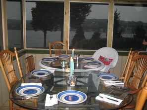 Dining - Our Cottage on the water-Labor Day Special-Relax Swim Read a book Go fishing (Portsmouth)