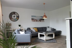 Tv, eldstad, dvd-spelare och en stereo