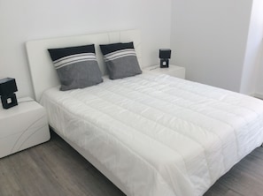 2 chambres, fer et planche à repasser, Wi-Fi, draps fournis