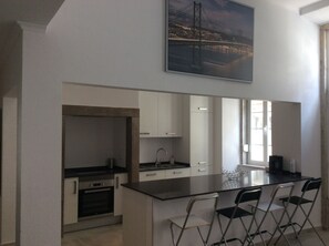 Geladeira, micro-ondas, fogão, cooktop