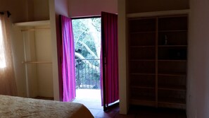 1 chambre, coffres-forts dans les chambres, fer et planche à repasser