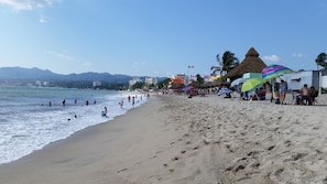 Chaises longues, serviettes de plage