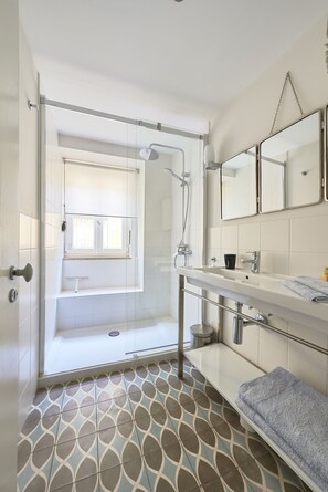 Regadera, secadora de cabello, jabón, papel de baño 