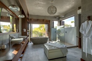Een bad/douchecombinatie, milieuvriendelijke toiletartikelen