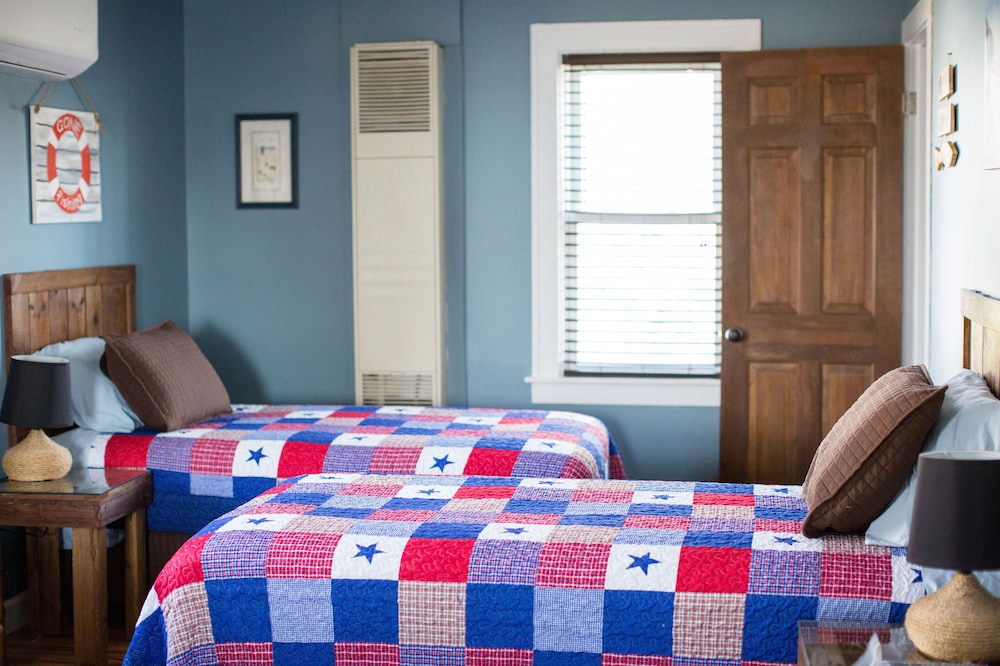 Our Crow's Nest is clean & comfy & comes with boat slip & trailer parking!