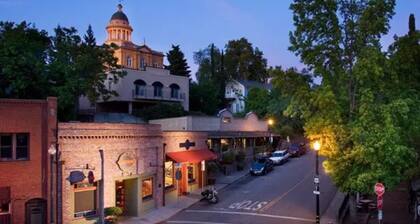 Cozy Canyon Cottage: Come relax, hike, run, or walk 2 town 4 some amazing faire