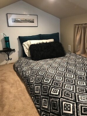 1 bedroom, desk, iron/ironing board, WiFi - Cozy Canyon Cottage: Come relax, hike, run, or walk 2 town 4 some amazing faire (Auburn)