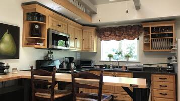 KylskÄp, mikrovÄgsugn, ugn och spishÀll