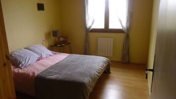 4 chambres, fer et planche Ă repasser, lit parapluie, draps fournis