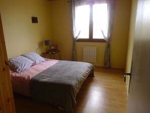 4 slaapkamers, een strijkplank/strijkijzer, reisbedje, beddengoed