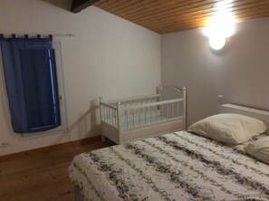 2 chambres, bureau, fer et planche à repasser