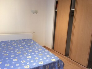 2 bedrooms, desk, iron/ironing board