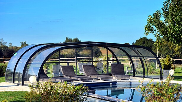A transparent swimming pool enclosure with lounge chairs. - La Grange aux Lumières - Heated swimming pool - Nature (Courcy)