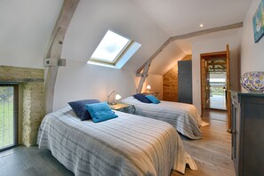 2 soverom, skrivebord, strykejern/-brett og wi-fi (inkludert)