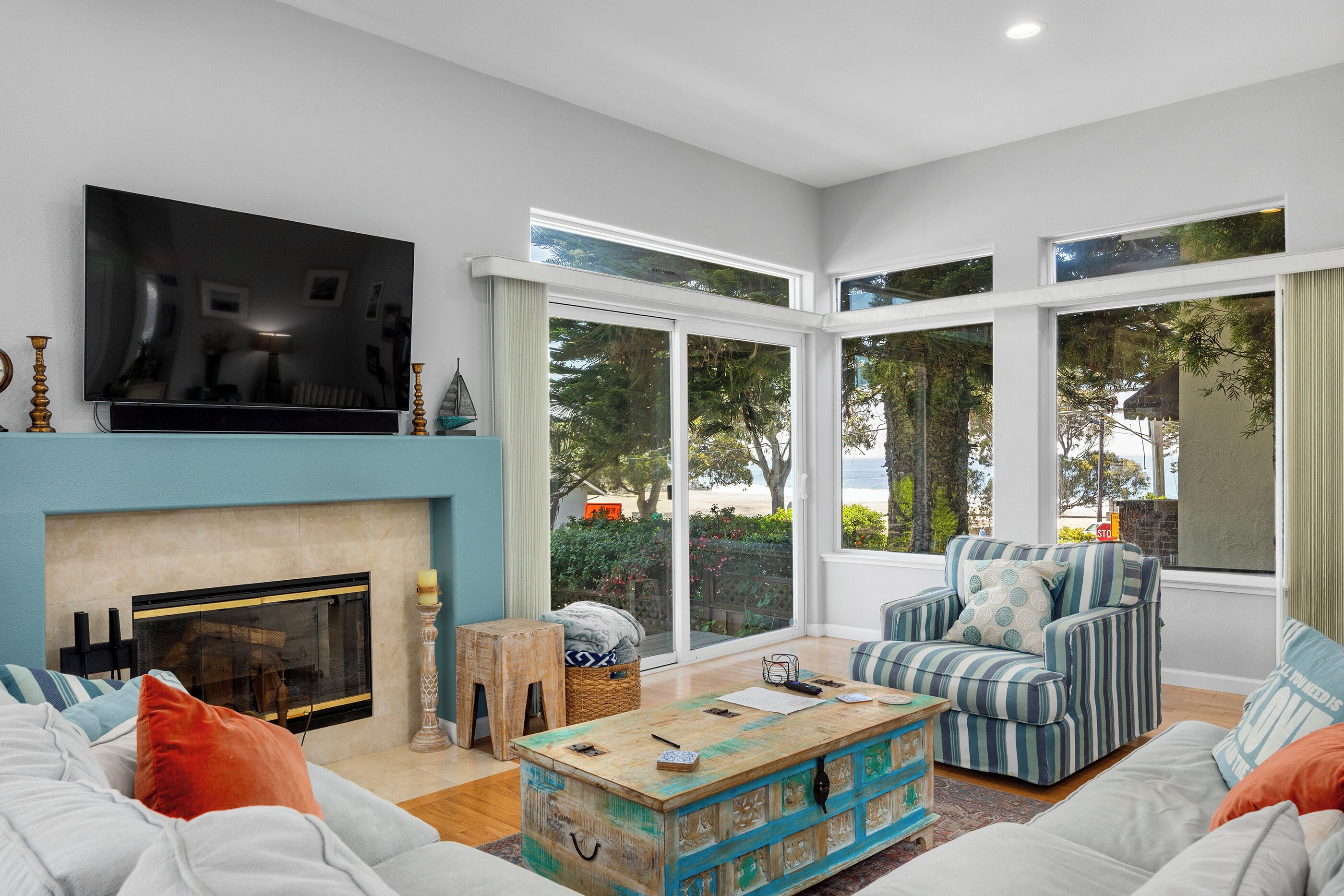 Televisio, takka, työhuone