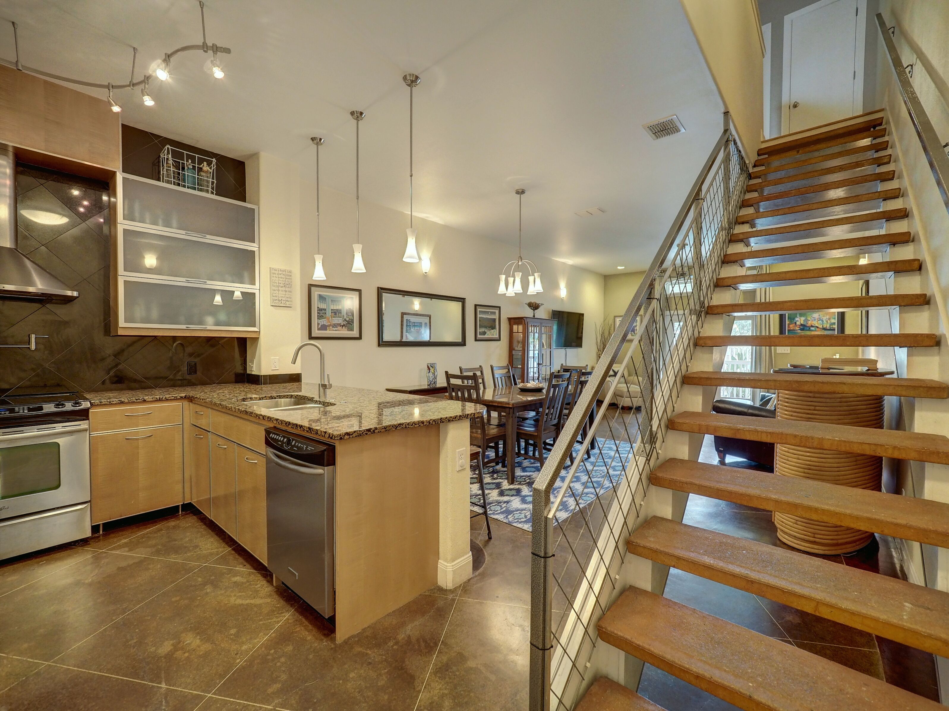 Family perfect large poolside 2/2.5 townhome w/ 2 car garage, 1/2 mi to beach, 