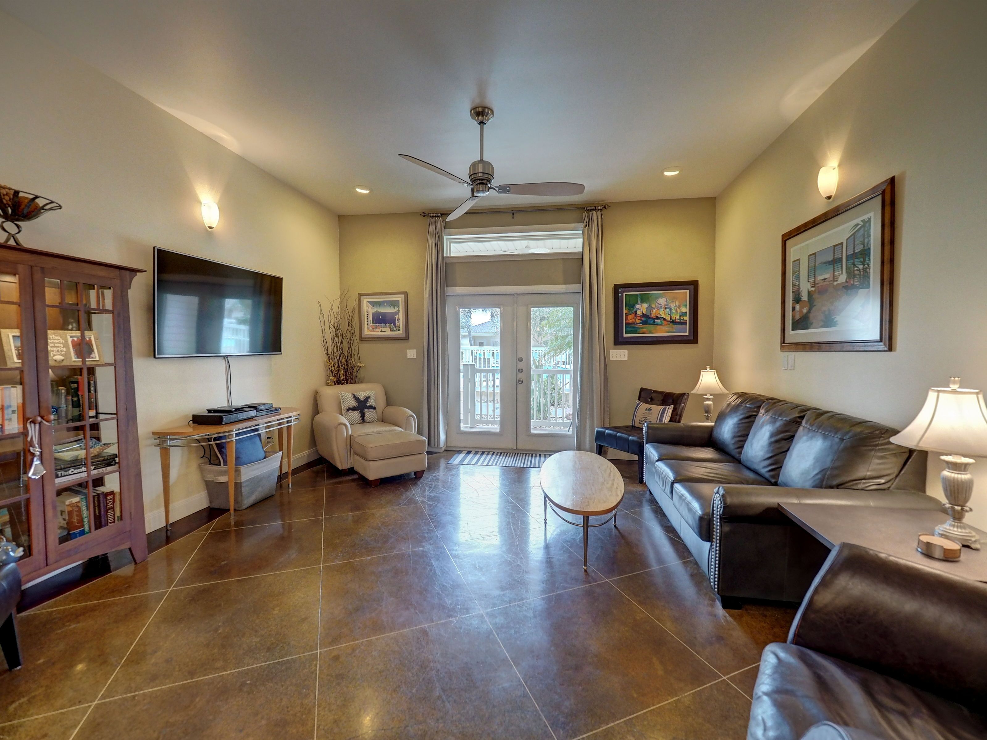 Family perfect large poolside 2/2.5 townhome w/ 2 car garage, 1/2 mi to beach, 