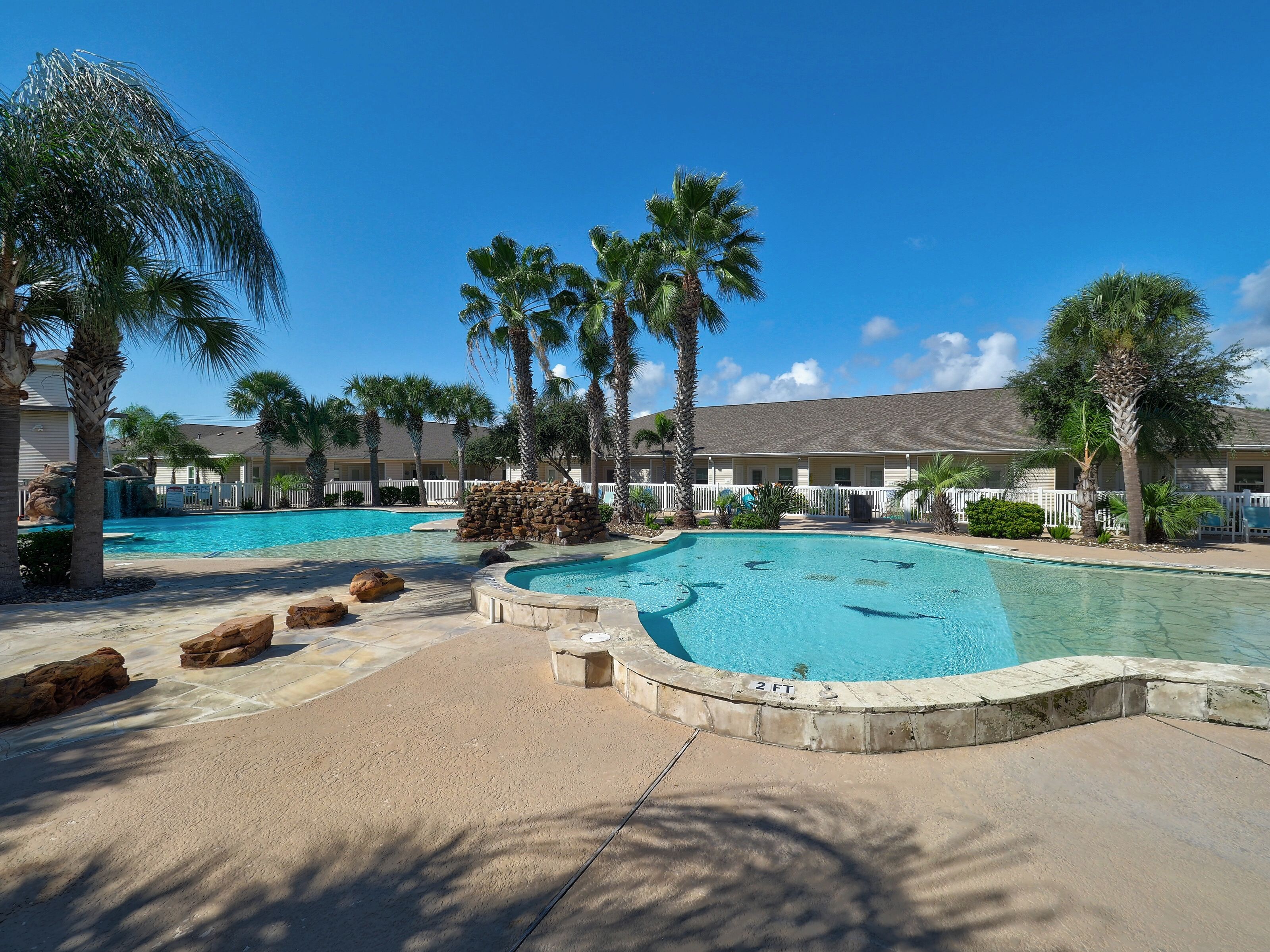 Family perfect large poolside 2/2.5 townhome w/ 2 car garage, 1/2 mi to beach, 