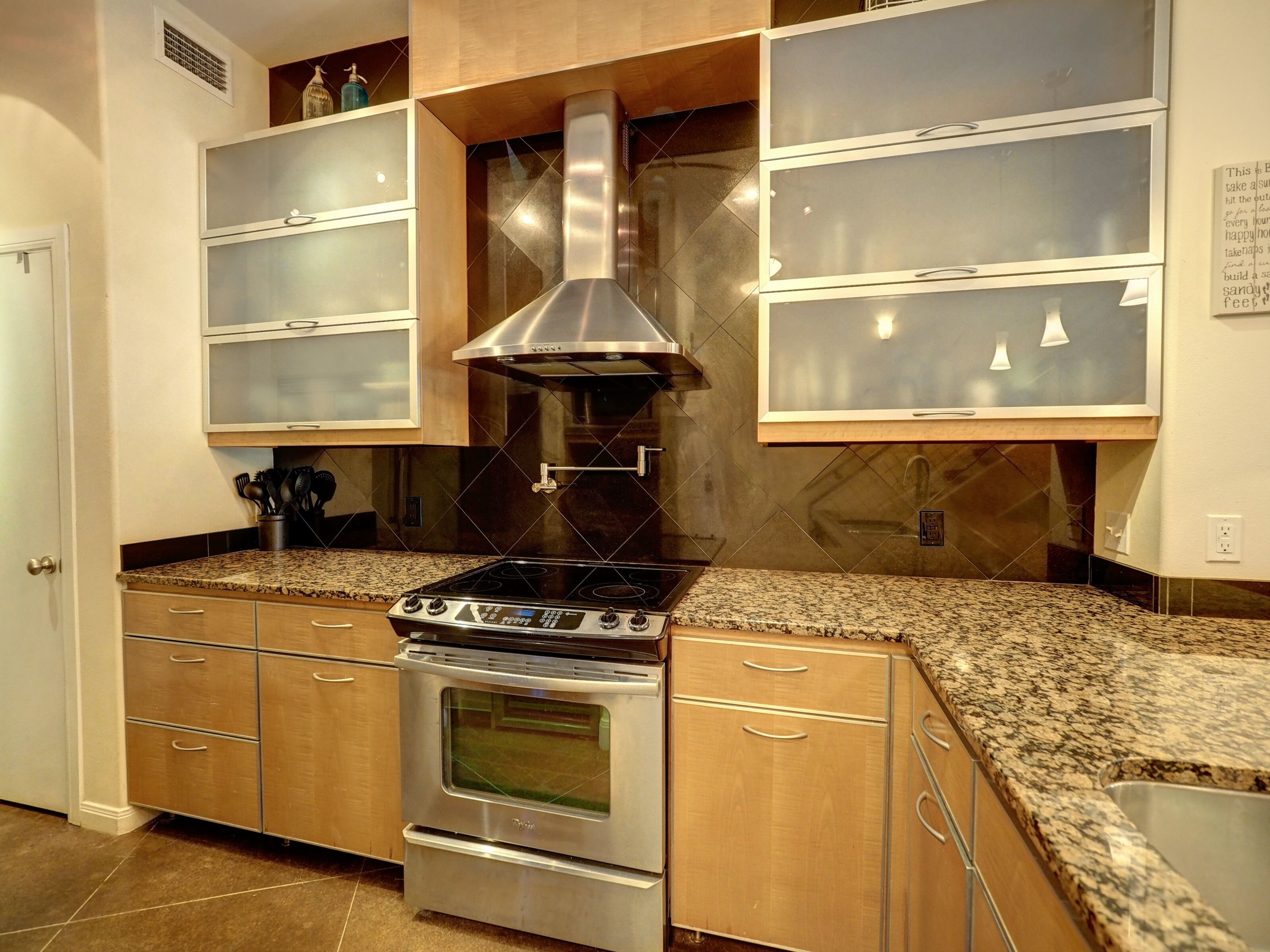 Family perfect large poolside 2/2.5 townhome w/ 2 car garage, 1/2 mi to beach, 