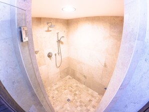 Shower, hair dryer, towels, soap - RELAXING OCEAN VIEW CONDO (Oranjestad West)