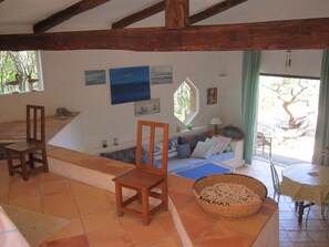 Télévision, lecteur de DVD, livres, chaîne hi-fi