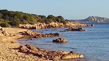 Beach nearby, sun-loungers, beach towels
