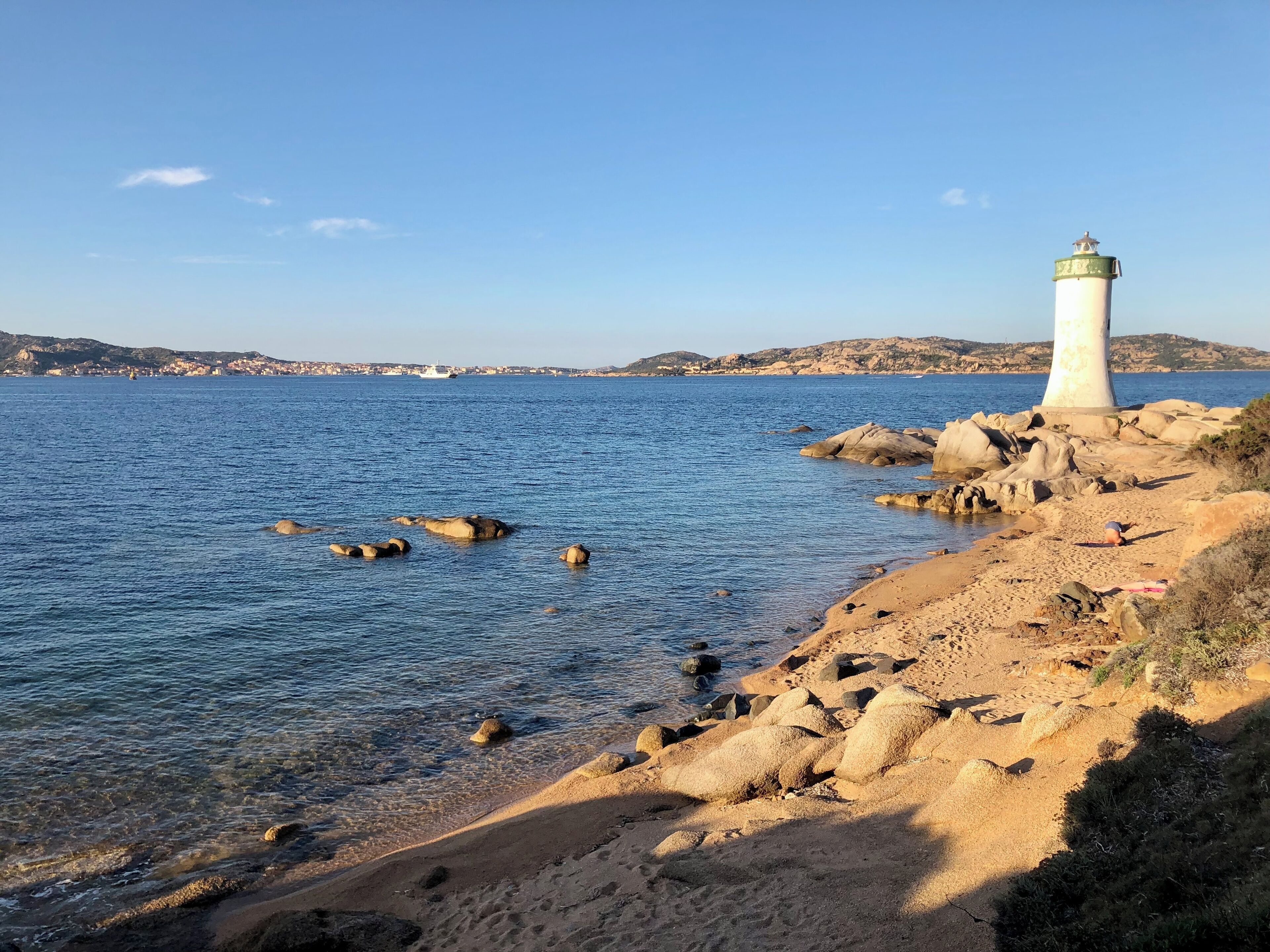 Una playa cerca, sillas reclinables de playa, toallas de playa
