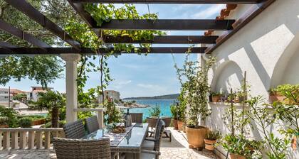Villa near Trogir - private beach, bbq, parking, turqouise sea, boat rental :)