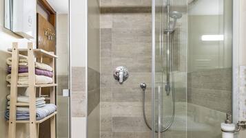 Bathtub, hair dryer, bidet, towels