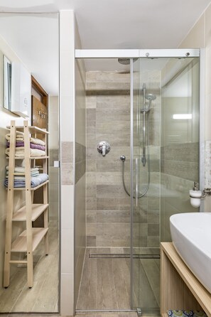 Bathtub, hair dryer, bidet, towels