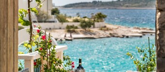 Villa near Trogir - private beach, bbq, parking, turqouise sea, boat rental :)