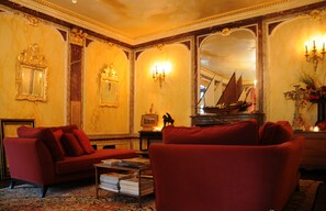 Interior - The charm, refinement and luxury of a Chateau with the comfort of the 21st century (Bazincourt-Sur-Epte)