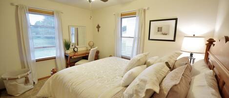 2 slaapkamers, een bureau, een strijkplank/strijkijzer, gratis wifi