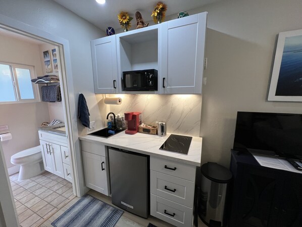 Fridge, microwave, stovetop, coffee/tea maker