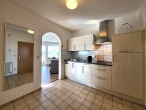 Køleskab, mikrobølgeovn, kaffe-/temaskine, brødrister