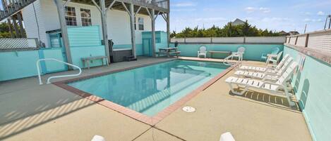 Utendørsbasseng og et oppvarmet basseng