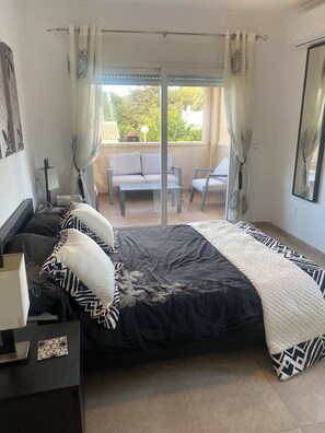 5 habitaciones, tabla de planchar con plancha, wifi y ropa de cama