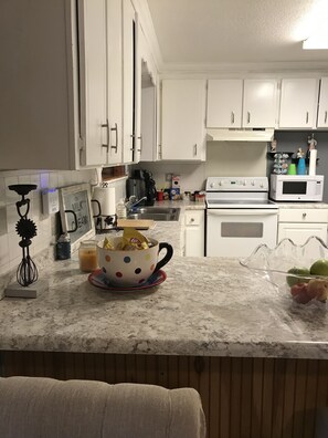 Kjøleskap, mikrobølgeovn, ovn og kokeplater