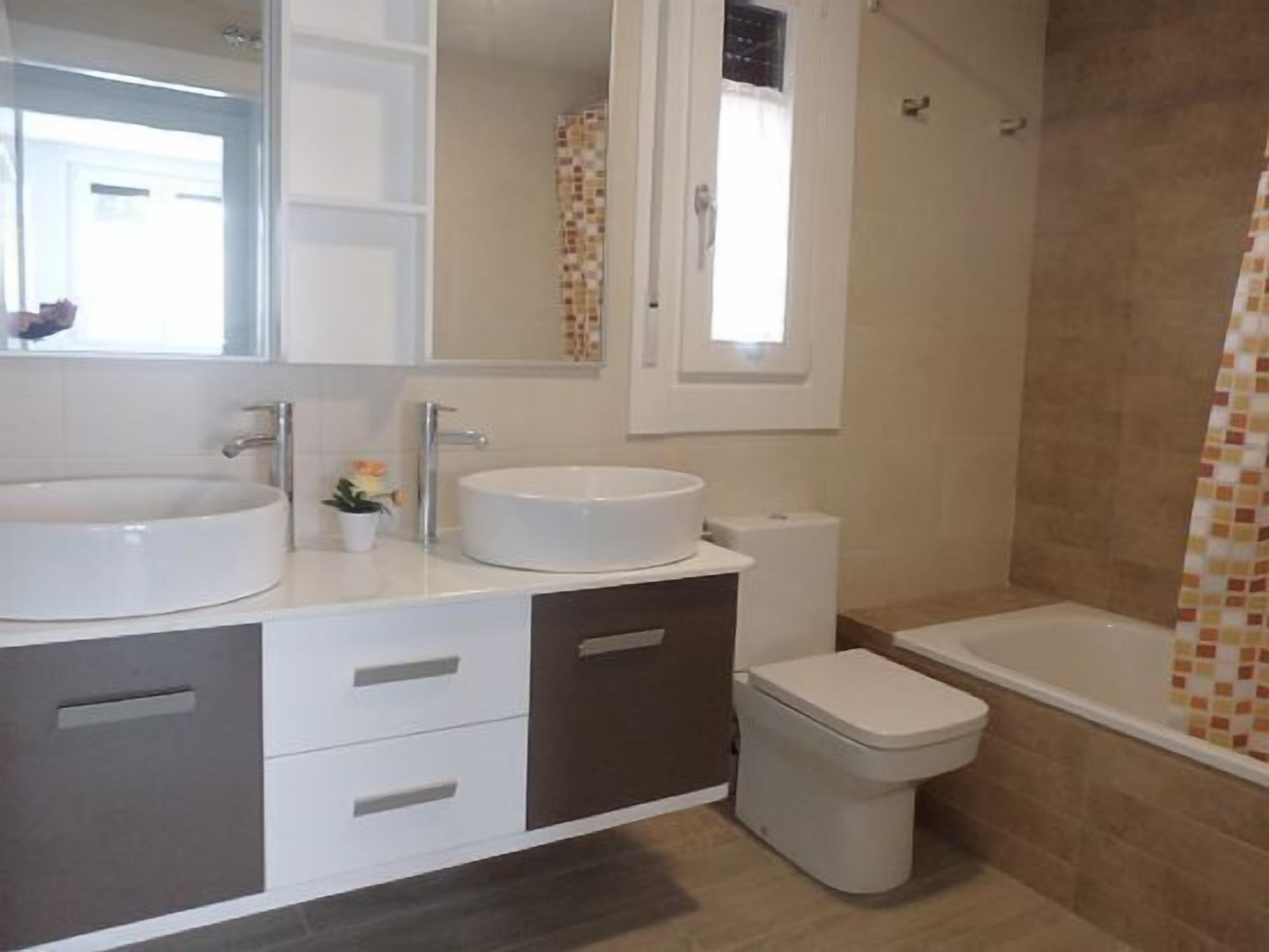 Vasca, asciugacapelli, asciugamani, sapone
