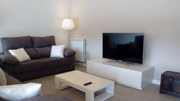 Una televisión, una chimenea