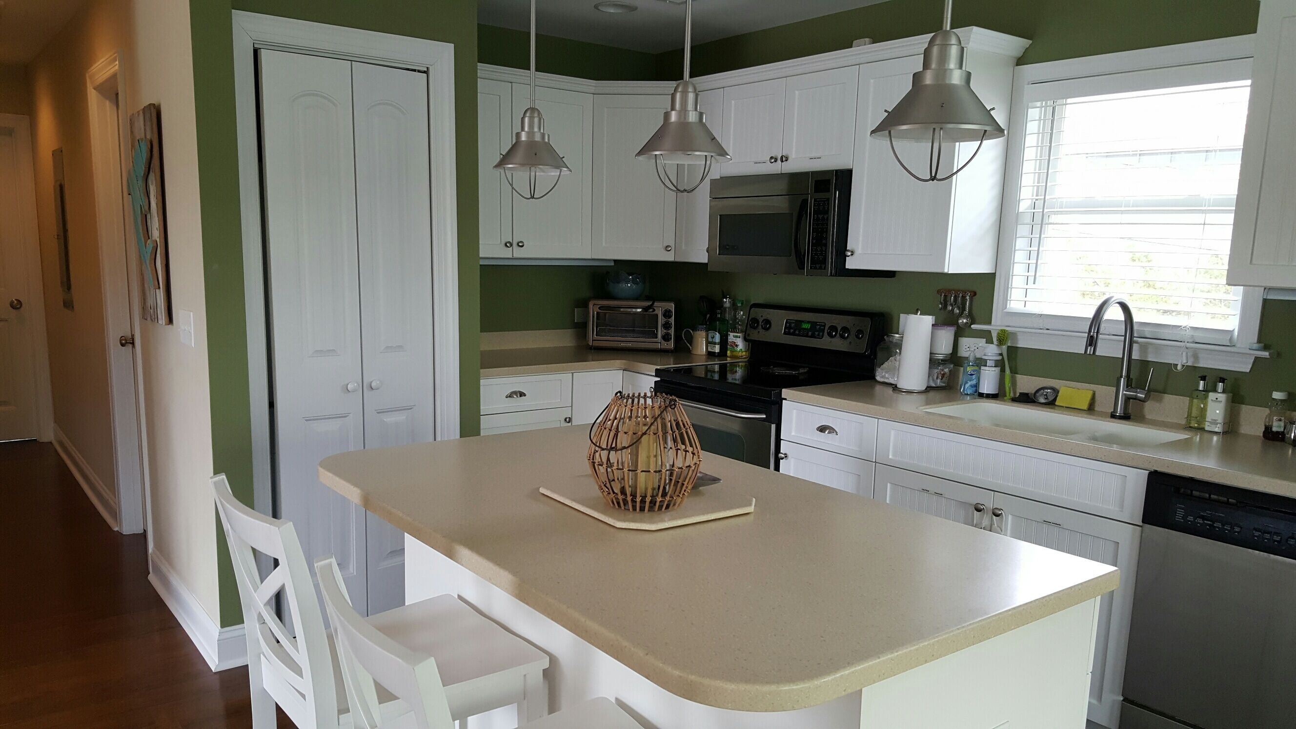 Walking Distance To Beach-Mem Day to Labor day includes an umbrella/2chairs