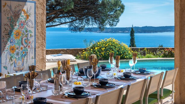 A table set for dining with a view of the sea and a tiled wall with floral patterns. - Villa panoramic sea view gulf of Saint -Tropez swimming pool 6 bedrooms 6 bathrooms 12 pers (Sainte-Maxime)