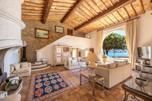 Smart TV, fireplace, table tennis, stereo